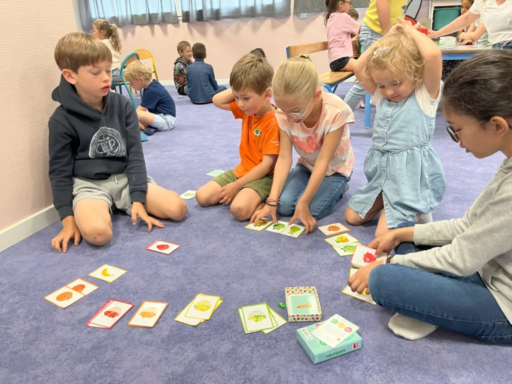 Les classes de PS et CE1/CE2 se retrouvent autour de jeux de société.