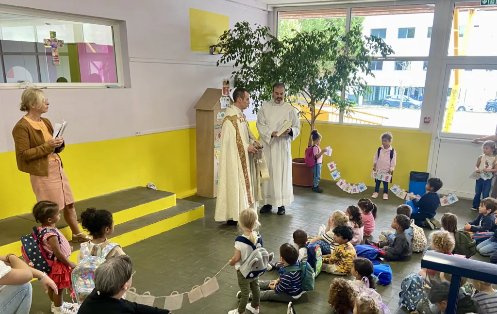 Bénédiction des cartables : un moment de partage pour toute l’école