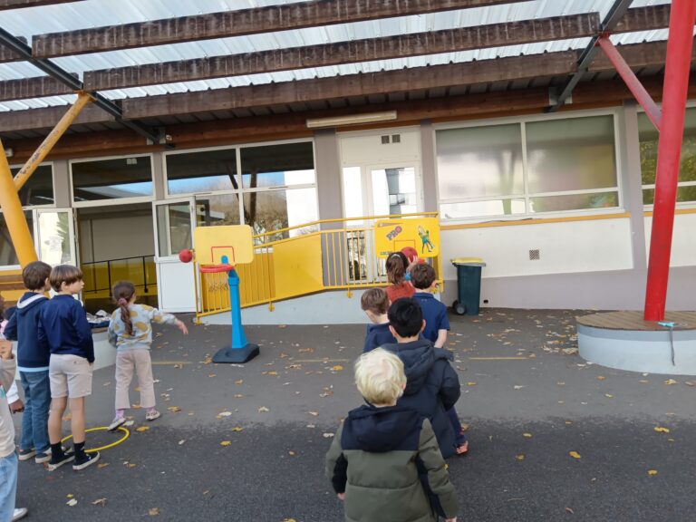 Des ateliers de lancers pour les CP et CE2