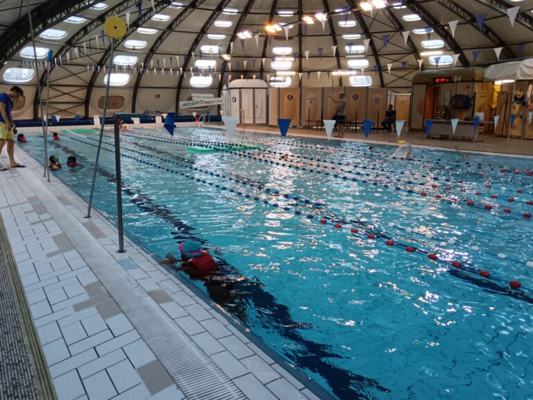 Séances de natation pour les CE2 de Mme DERRIEN.