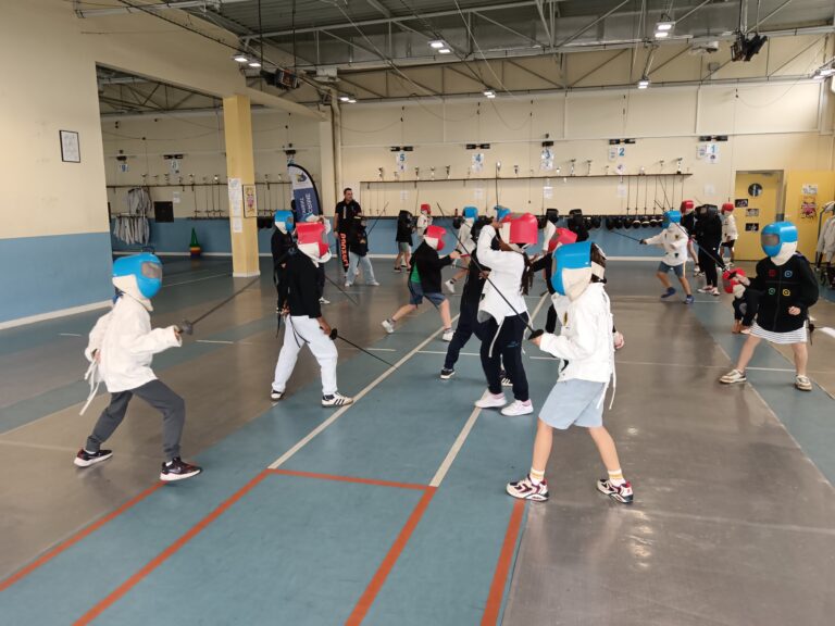 En garde ! Prêts ? Allez ! Nos élèves s&rsquo;initient au sabre à la salle d&rsquo;armes